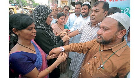 रक्षाबंधनाचा सण साजरा करताना हिंदू व मुस्लिम धर्मीय. (संग्रहित छायाचित्र)