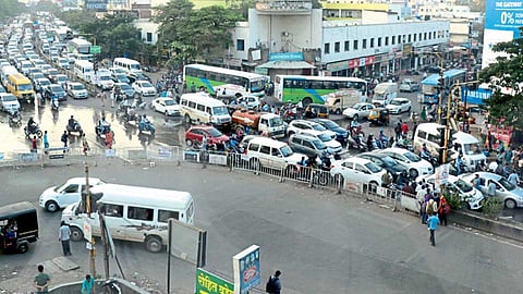 हिंजवडी - आयटी पार्कमधील शिवाजी चौक परिसरात चक्राकार वाहतुकीचा प्रयोग राबविण्यात येत आहे.