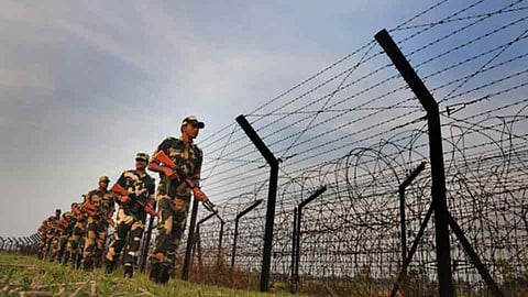 जम्मू काश्मीर : तीन दहशतवाद्यांचा खात्मा, पाच जवान हुतात्मा