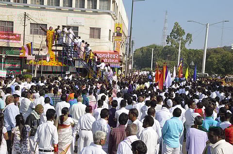 महामानवास अभिवादनासाठी रांगा