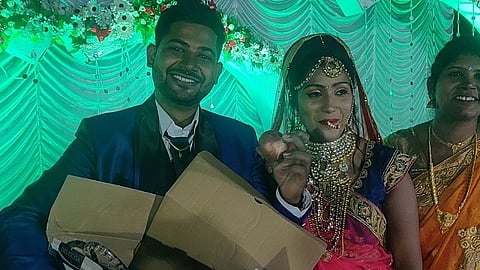 वर-वधूला चक्क कांद्यांचा आहेर