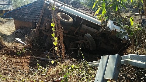 गुराच्या वाड्यावर डंपर कोसळला