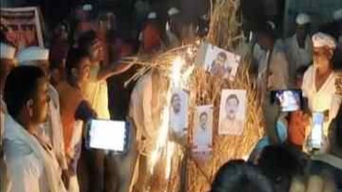 नेत्यांचे फोटो होळीमध्ये दहन करत... शेतकऱ्यांनी ठोकल्या बोंबा !