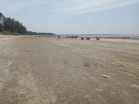 केळवे ः कोरोना विषाणूच्या भीतीने पर्यटकांअभावी किनाऱ्यावर असलेला शुकशुकाट.