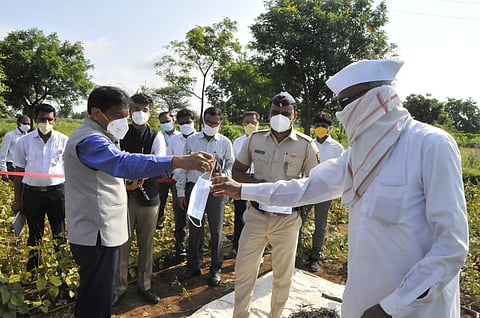 जिल्हाधिकारी पोहचले बांधावर सरपंच, पोलिस पाटील यांना केला दंड