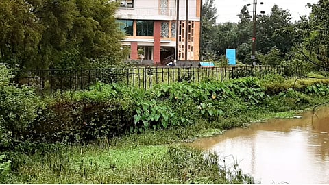 लोणावळा - येथील सर्वे क्र. २४ मध्ये इंद्रायणी नदीपात्रालगत करण्यात आलेले अतिक्रमण