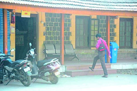 जिल्हाधिकारी साडेनऊलाच हजर; कर्मचारी मात्र निवांत!