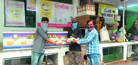 "शिवभोजन' केंद्रातर्फे पॅकींगद्वारे भोजन वाटपाची अंमलबजावणी