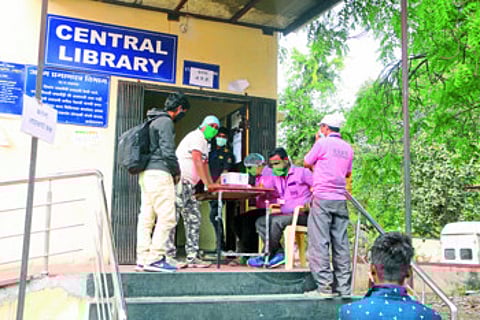 घरापेक्षा रुग्णालयात अधिक वेळ देत "कोरोना'शी लढा!