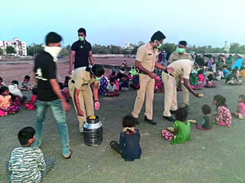 पोलिसांचे पुण्य कर्मात "कॉन्ट्रीब्युशन'... चिमुरड्यांची तहानभुक शमवुन घालवला थकवा !