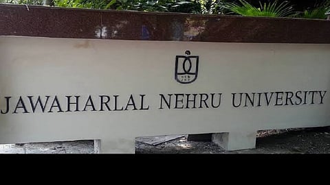 Delhi jnu students block ambulance during protest