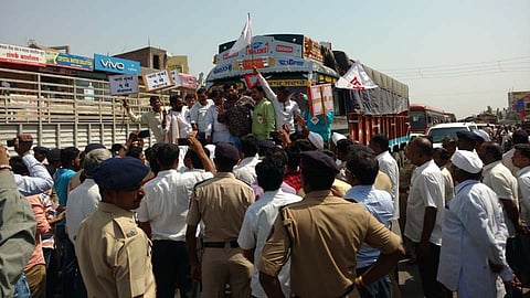 Dagdhhebhisak to the statue of Janakar Protesters and Police Strike