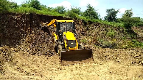 कळमेश्वरः खनिजांचे चोरीने उत्खनन करून वाहनात भरताना ट्रक्टरचालक.