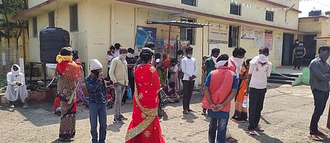 कळंब : आरोग्य तपासणीकरिता रुग्णालयात आणलेले महिला व पुरुष.