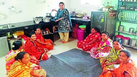 भऊर : शिवारात महिलावर्गाला नवनवीन टिकाऊ खाद्यपदार्थ बनविण्याचे प्रात्यक्षिक करून दाखविताना सुजाता पवार.