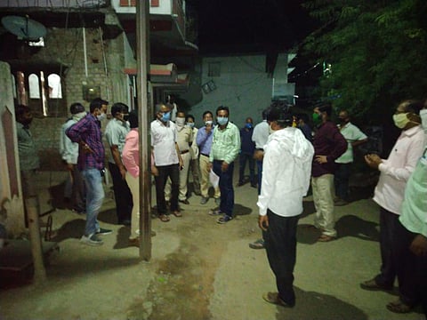 कोंढाळी : येथे खबरदारी म्हणून मृत निवास परिसर सील केला. त्यावेळी एसडीओ श्रीकांत उंबरकर यांनी भेट दिली.