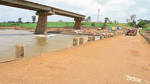 Traffic on Rajaram Bandhara is dangerous