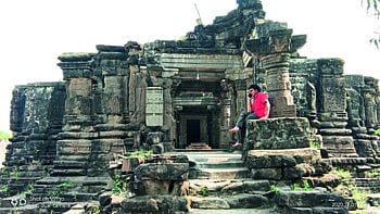 पुरातत्व विभागाच्या दुर्लक्षामुळे ७०० वर्षांपूर्वीचे हेमाडपंती मंदिराची झाली दुरावस्था