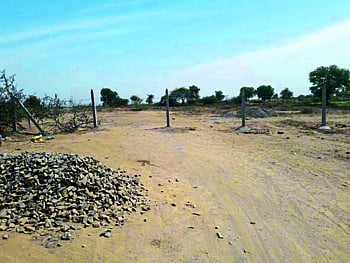 पांझरा नदीवरील बारा कोटींचा पूल पाण्यात !