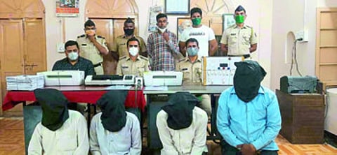 The small fish in the counterfeit note case swallowed