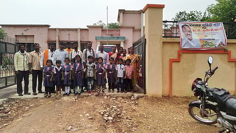 नागपूर: पंचायत समितीमध्ये आलेले हरदोली शाळेतील विद्यार्थी व पालक.