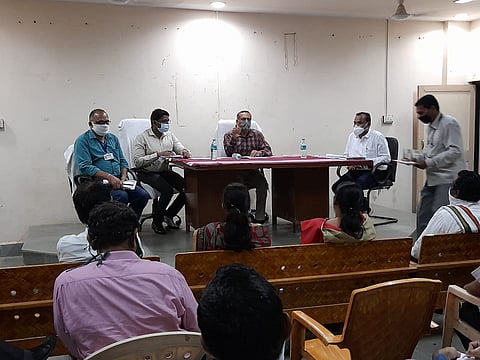 कुही : तहसील कार्यालयात मार्गदर्शन करताना जिल्हाधिकारी ठाकरे.