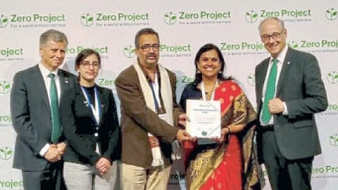 व्हिएन्ना, ऑस्ट्रीया - ‘ग्लोबल झिरो प्रोजेक्ट इनोव्हेशन प्रॅक्टिस ॲवॉर्ड’ स्वीकारताना प्रा. कविता मुरुगकर.