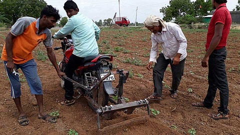 दुष्काळावर मात करीत, कमी खर्चात तयार केले मोटरसायकल चे कोळपे