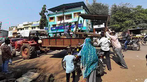 कोरेगाव : सातारा-लातूर महामार्गावरील अतिक्रमण हटविले