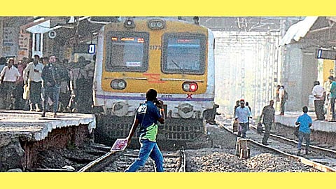 पिंपरी - धोकादायक पद्धतीने रेल्वेमार्ग ओलांडणारे प्रवासी.