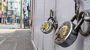 बारामतीतील व्यापारी म्हणताहेत, 'तासभर तरी दुकाने उघडण्यास परवानगी द्या'