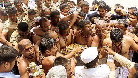 लोणंद - ढोल- लेझीमचा दणदणाट... गगनभेदी तुताऱ्यांचा सूर... टाळ- मृदंगाचा गजर... अन् माउली नामाच्या जयघोष... अशा जल्लोषी वातावरणात शनिवारी माउलींच्या पादुकांना नीरा नदीत स्नान घालण्यात आले.