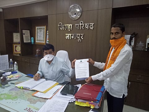 मौदा :समाजकल्याण अधिका-यांना मागणीचे निवेदन देताना निखिल शिंदे.