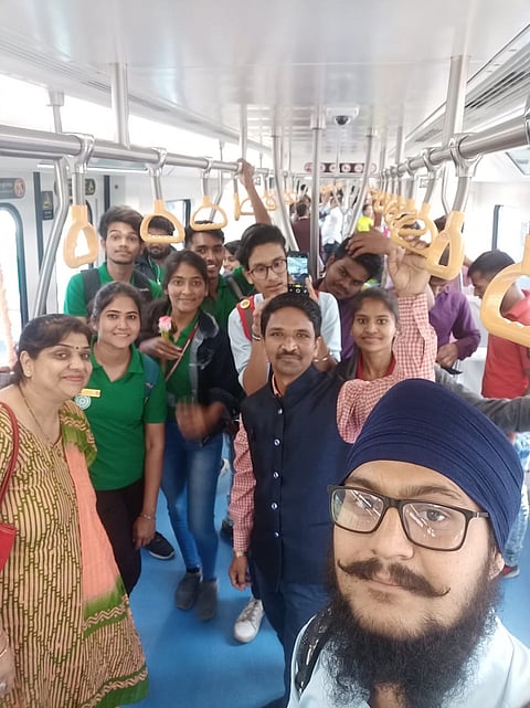हिंगणा मार्ग ः मेट्रोतून प्रवास करताना विद्यार्थी, नागरिक.