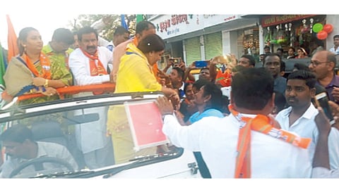 तळजाई - भाजप-शिवसेना महायुतीच्या उमेदवार आमदार माधुरी मिसाळ यांनी प्रचारफेरी काढून नागरिकांशी संवाद साधला.
