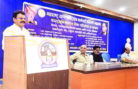नागपूर : महाराष्ट्र राज्य कास्ट्राईब कर्मचारी कल्याण महासंघाच्या वर्धापनदिन कार्यक्रमात बोलताना कवी राहुल वानखेडे; बाजूला अरुण गाडे व इतर.