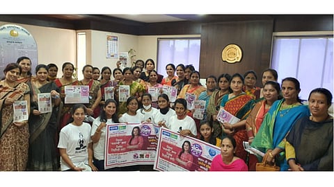 बारामती - सकाळ माध्यम समूहाच्या मैत्रीण स्पर्धेत उत्स्फूर्तपणे सहभागी होताना बारामतीच्या नगराध्यक्षा पौर्णिमा तावरे यांच्यासह इतर मान्यवर महिला भगिनी.