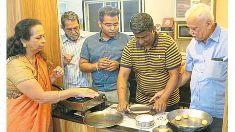 नारायण पेठ : स्वयंपाक शिकताना पुरुष मंडळी