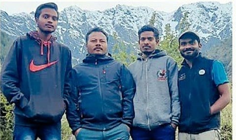 मनाली : लॉकडाउनमुळे मनालीत अडकून पडलेले सीएसी ऑलराउंडरचे संदेश दांडेकर, अजय अहिरकर, सोनू आगलावे व शिरीष देशमुख.
