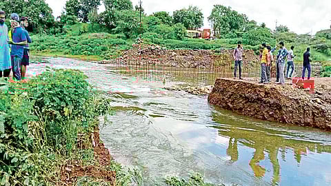 मायणीत पाऊस आला धावून अन् काही क्षणात रस्ता गेला वाहून