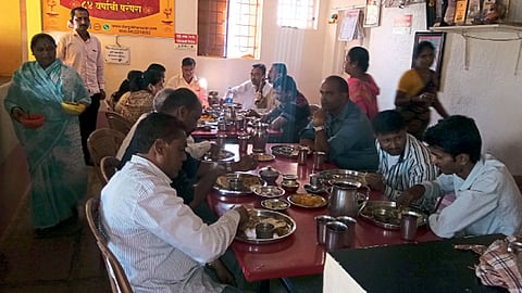 खानावळीत ग्राहकांना आपुलकीने जेवण वाढताना विमलताई जाधव