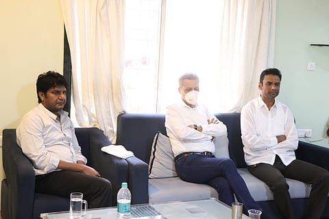 Shivsena Secretary Milind Narvekar meet on Minister Shankarrao Gadakh family