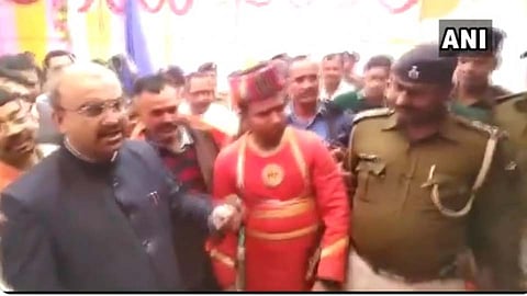 Video : पोलिस अधिकाऱ्याने ओळखले नाही म्हणून मंत्र्याने...