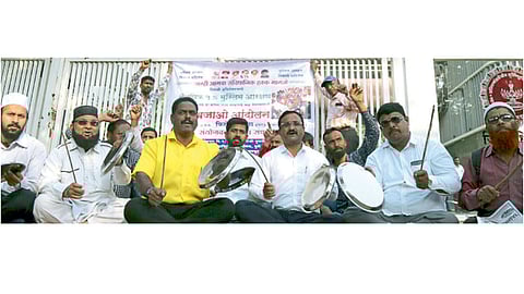 जिल्हाधिकारी कार्यालय - मुस्लिम समाजाला आरक्षण देण्याच्या मागणीसाठी सोमवारी ‘‘थाळी बजाओ’’ आंदोलन करण्यात आले.