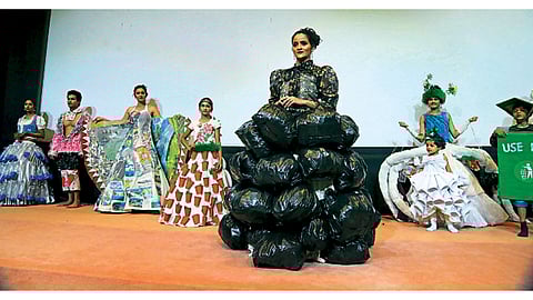 राष्ट्रीय चित्रपट संग्रहालय - मुळा-मुठा नद्यांमधील प्रदूषण रोखण्याचा अभिनव पद्धतीने गुरुवारी संदेश देण्यात आला.