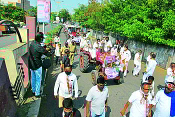 केंद्र सरकारच्या निषेधार्थ नंदुरबारमध्ये ट्रॅक्टर रॅली !