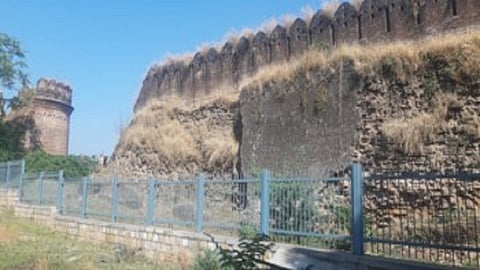 Historic buildings in Achalpur are getting neglected