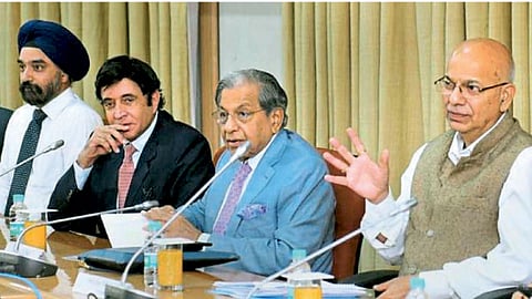 पंधराव्या वित्त आयोगाच्या बैठकीत अध्यक्ष एन. के. सिंग (उजवीकडून दुसरे) व अन्य सदस्य.