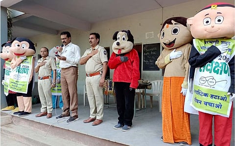 परभणीतील शाळेमध्ये मिकीमाऊस, छोटा भीम, पोकी मॅन स्वच्छतेचा जागर करताना.