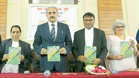 शिवाजीनगर - ‘कायद्याच्या वाटेने जाण्यापूर्वी... स्त्रियांसाठी कायदे’ पुस्तकाच्या प्रकाशनप्रसंगी रेणू देव, एन. पी. धोटे, श्रीकांत आगस्ते, दीपाली चौधरी.